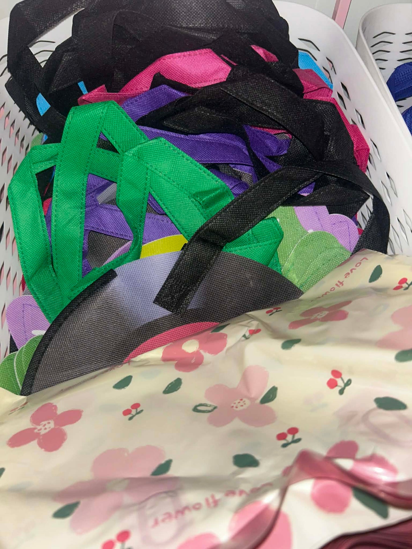 ULTIMATE SCOOP (38+ ITEMS AND 5 LARGE GIFTS)