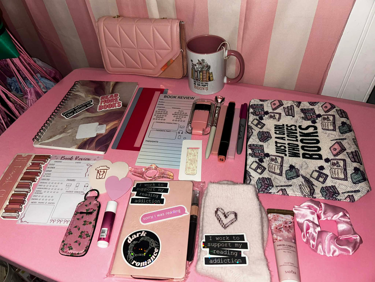 Large scoop ( 23+ items and 2 LARGE GIFTS)